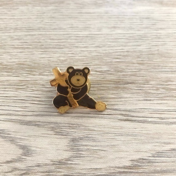 Vintage Bear Cross Label Pin - Picture 1 of 3
